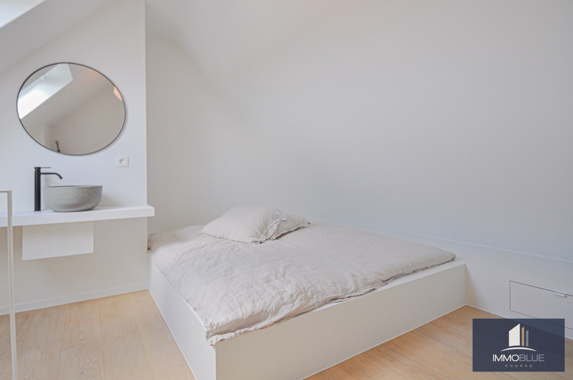 Appartement entièrement rénové avec une grande terrasse ensoleillée. 