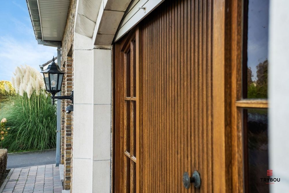 Ruime karaktervolle villa met 3 garages op 1099m² 