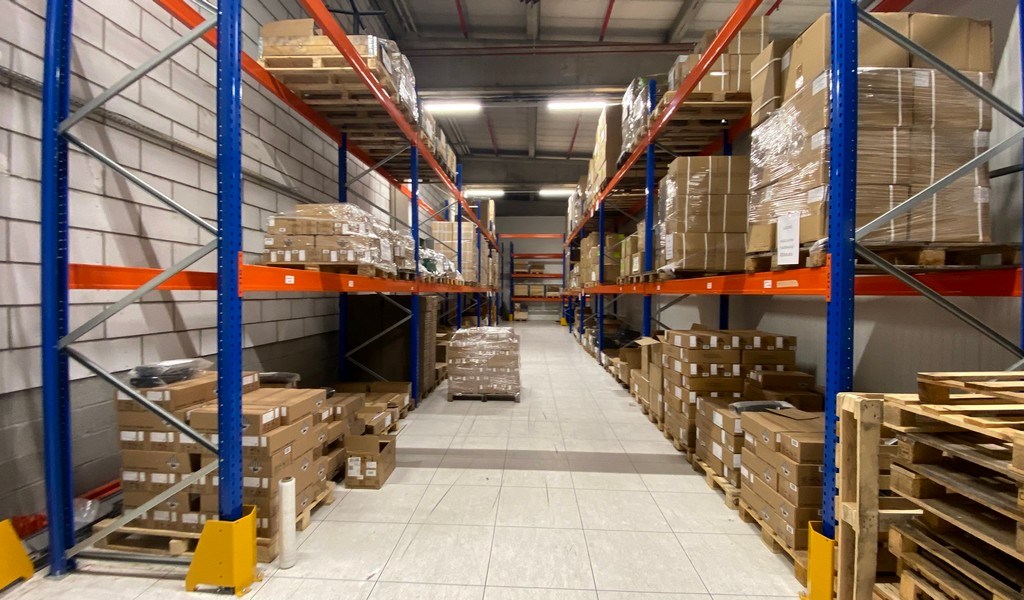 Magazijn en kantoor te huur op logistieke site te Bornem