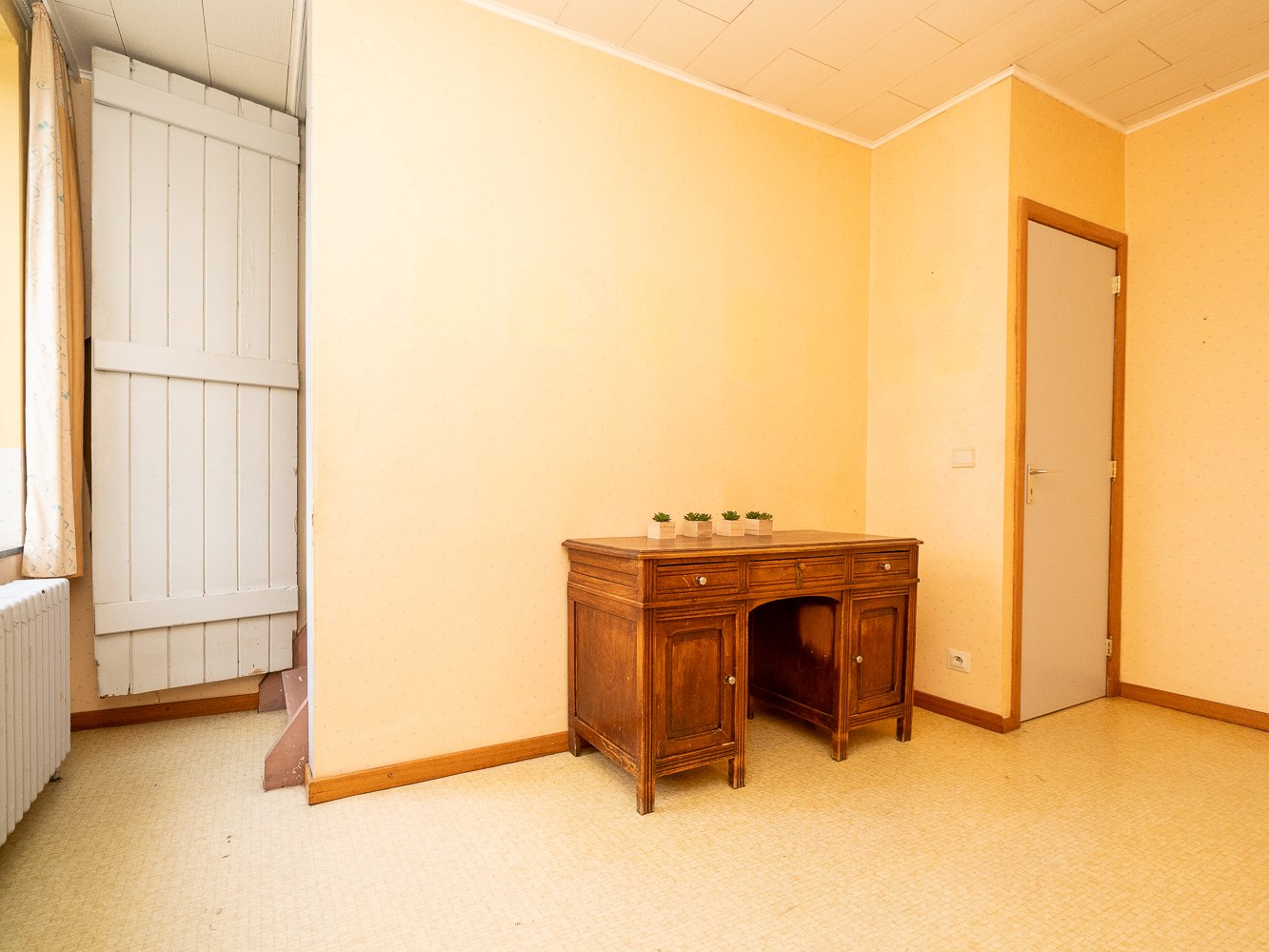 Ruime woning met 5 kamers (mogelijk) en open zicht 