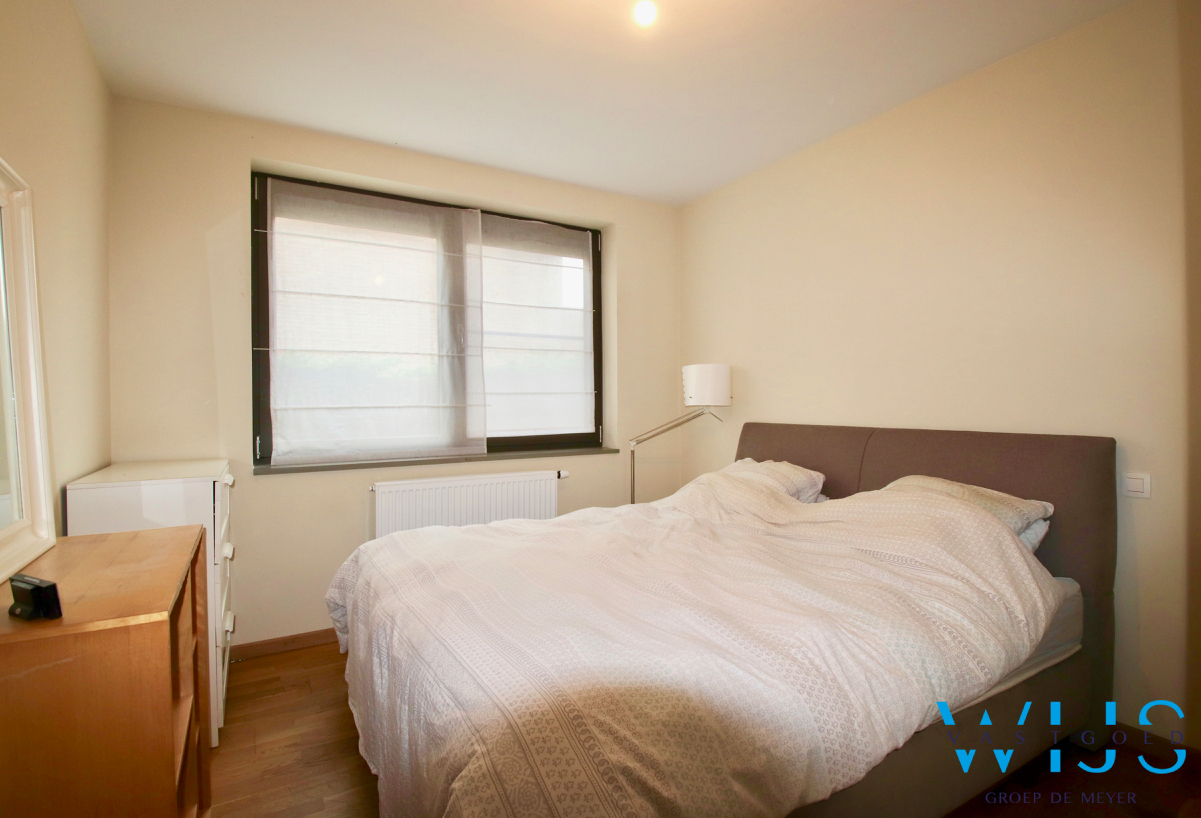 Gelijkvloers éénslaapkamer appartement met garage &amp; terras in het landelijke Oosteeklo ! 