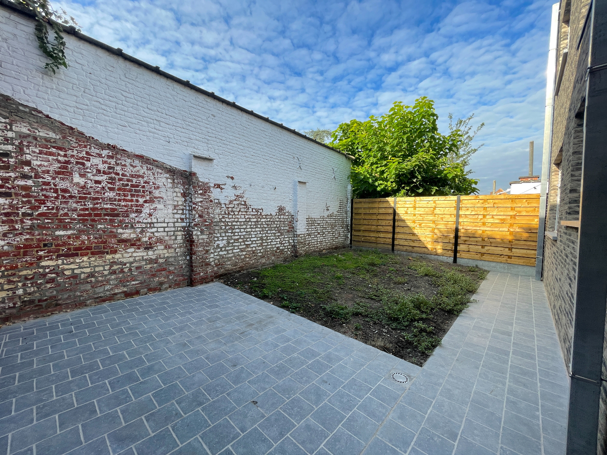 Gerenoveerde halfopen bebouwing met 3 slaapkamers en garage in centrum Roeselare 