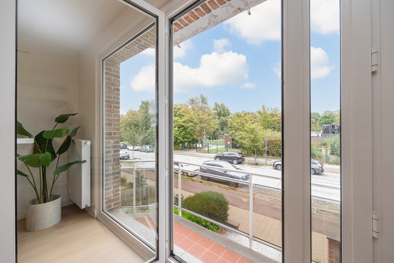 Luxueus gerenoveerd appartement met 2 slaapkamers en dubbele garage met oprit 