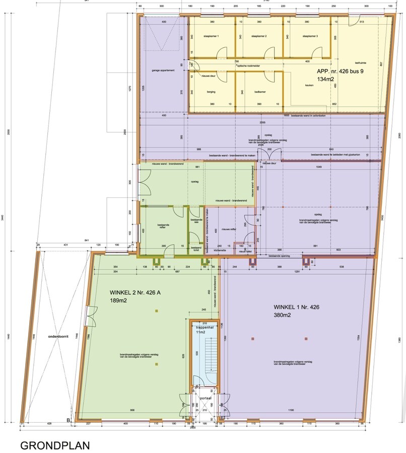Handelsgelijkvloers met 2 winkels, kantoren, parking 