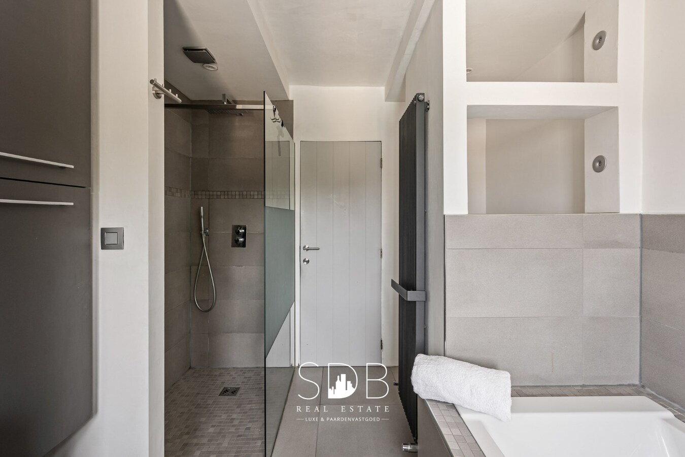 Prachtige hedendaagse villa met gezinstuin en zwembad op 1.387m² 