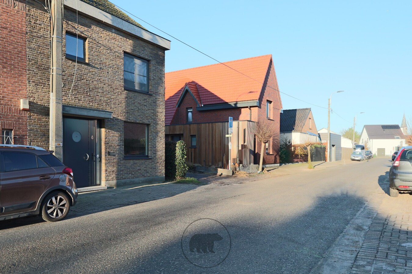 Instapklare en voortreffelijke gezinswoning, zuidgerichte tuin en 4 garageboxen 