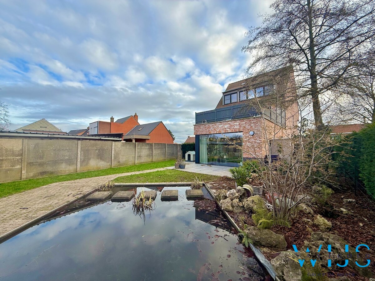 Gelijkvloers appartement met tuin en garage te OOSTEEKLO ! 