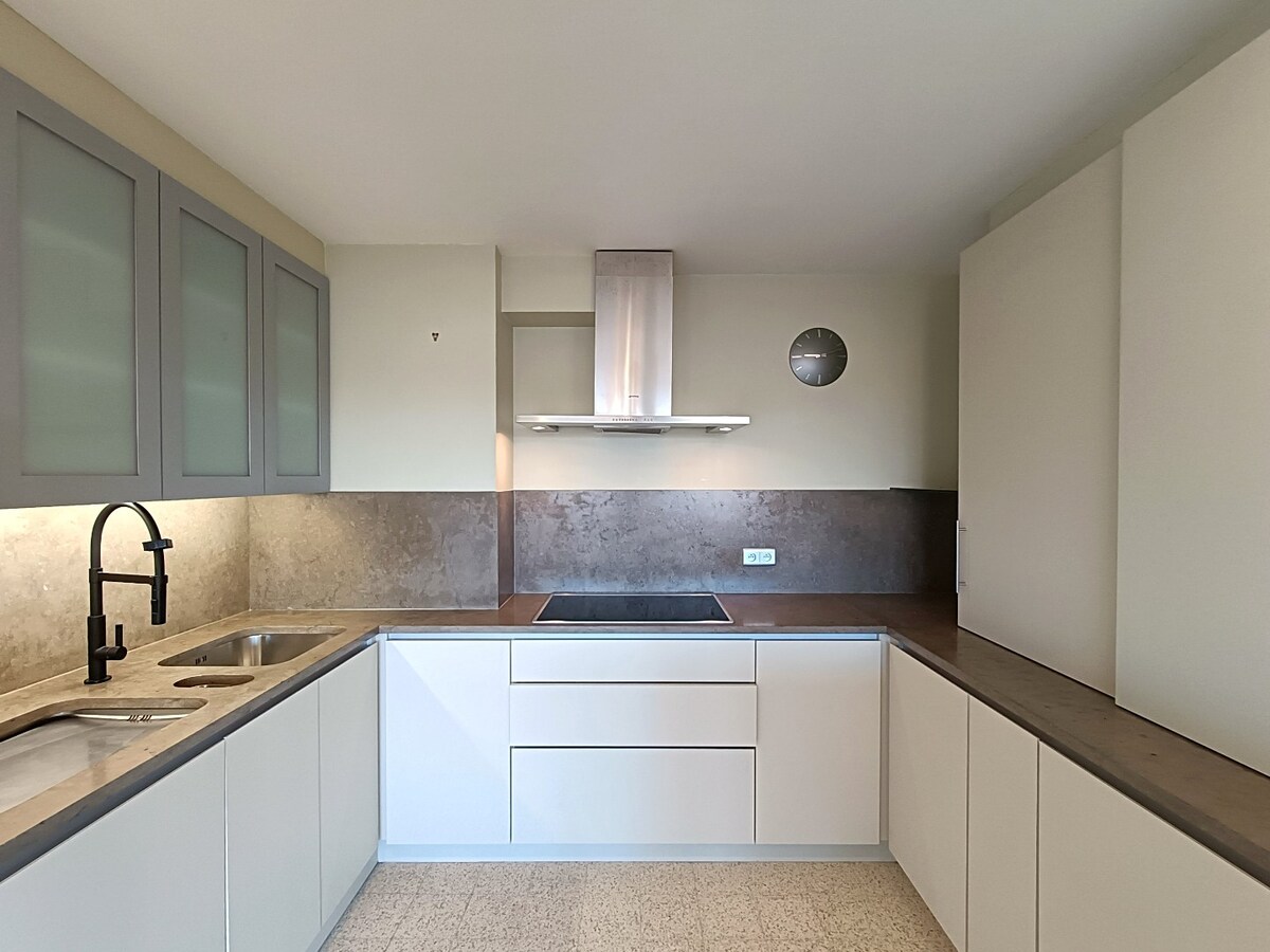 Ruim 2-slaapkamerappartement met groot terras en garage-optie te Zeebrugge. 