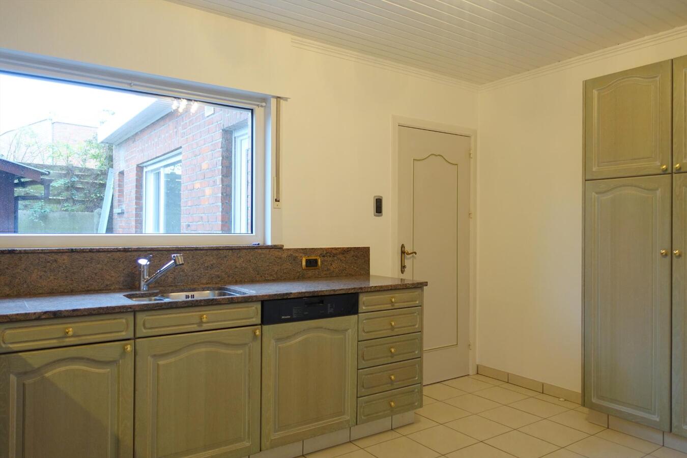 Halfopen woning met garage 