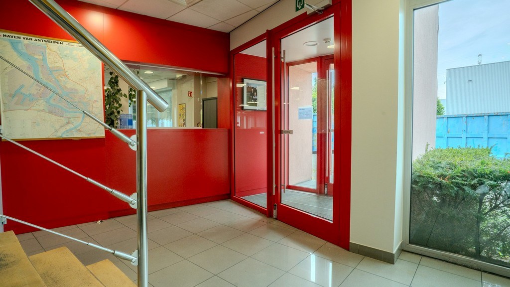 Magazijn met kantoren te huur langs E34 in Beveren