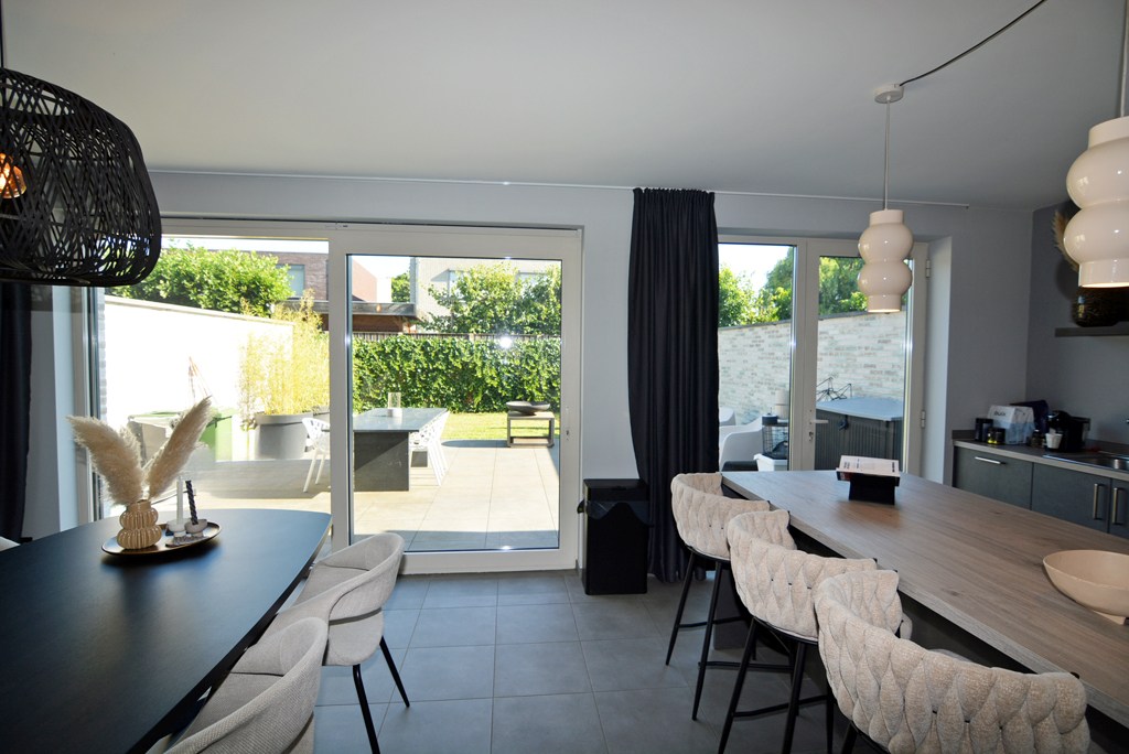 Gelijkvloers appartement met 2 slpk, ruim terras, tuin en 2 autostandplaatsen. 