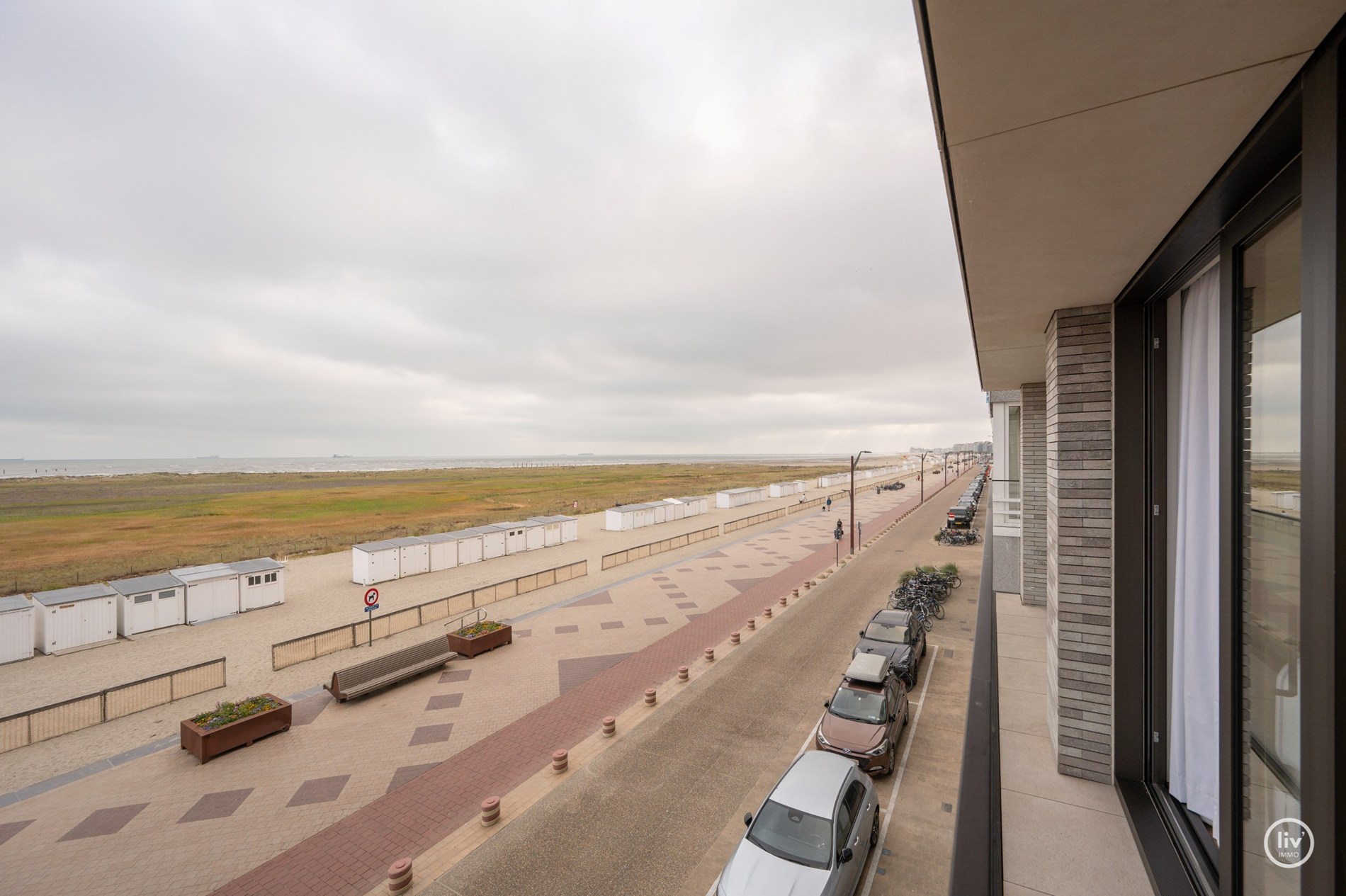 Vivez la sensation côtière ultime dans ce studio récemment rénové et prêt à emménager, idéalement situé sur la digue de Knokke. 