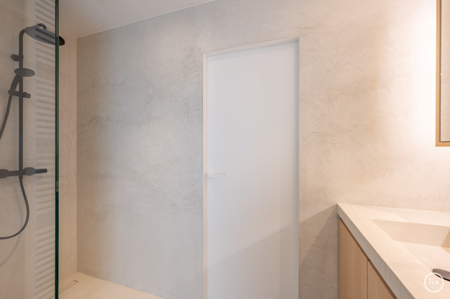 Superbe appartement en duplex magnifiquement rénové avec une spacieuse terrasse orientée vers l'ouest, situé sur la Lippenslaan à Knokke. 