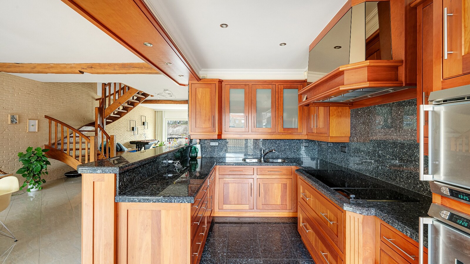 Ruime bel-etagewoning met garage en zonnepanelen in hartje Heist. 