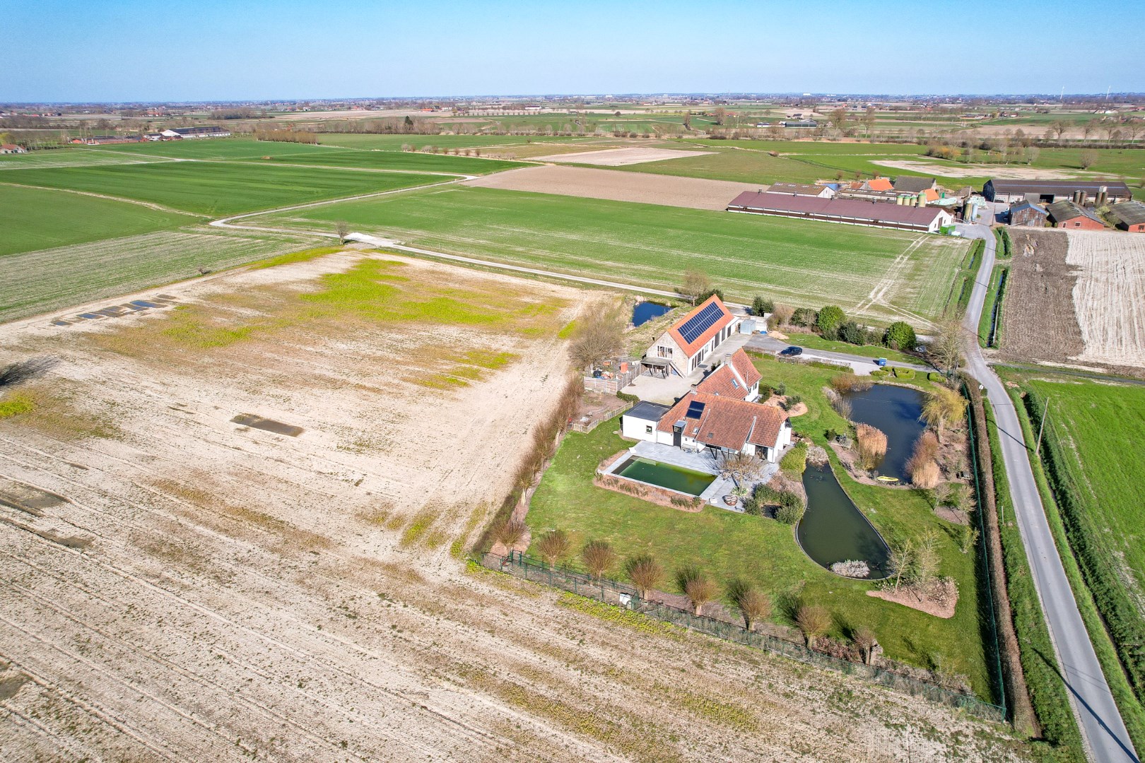 Instapklare woning met loods gelegen in een doodlopende straat 