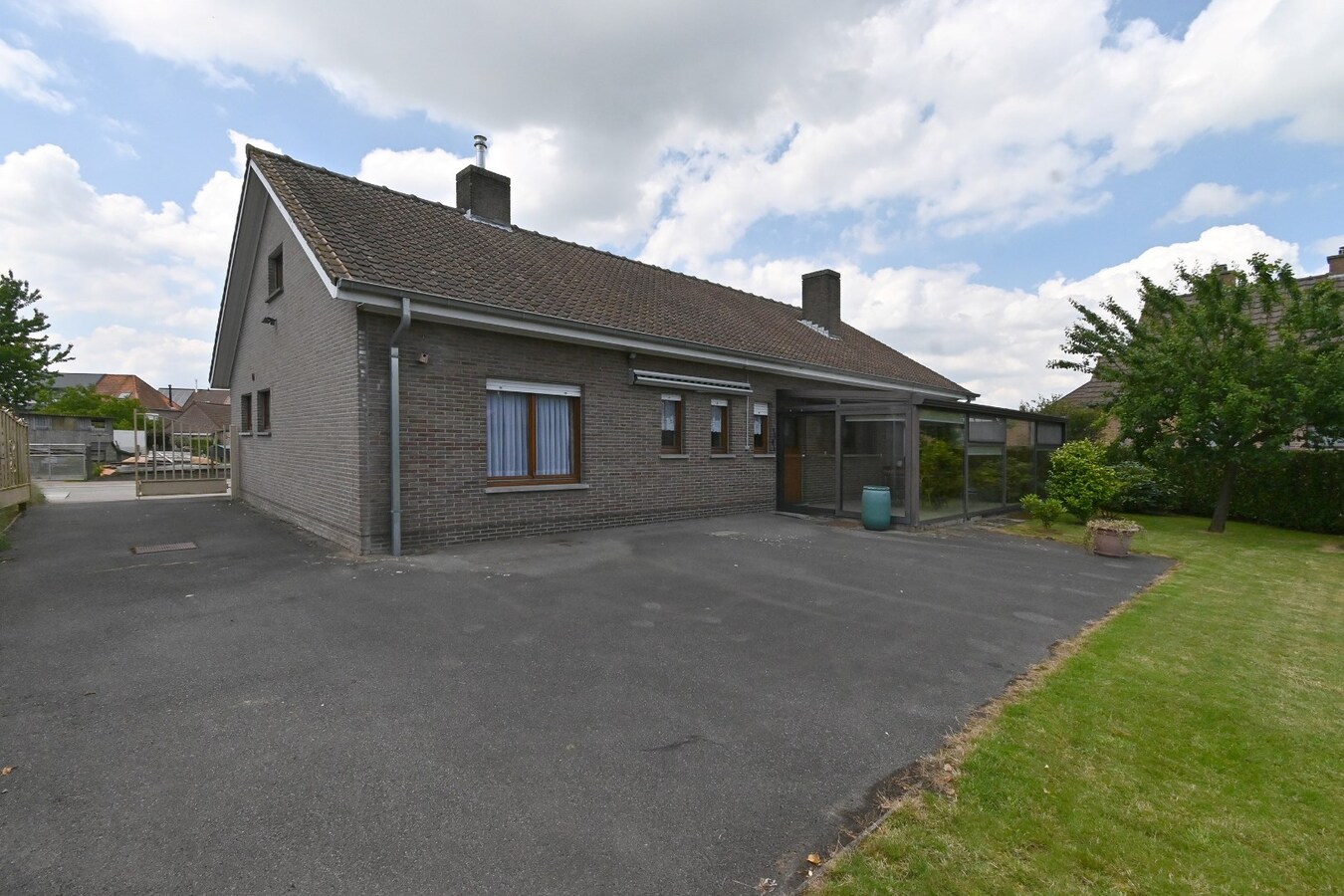 Degelijke laagbouw met grond (> 3600 m²). 