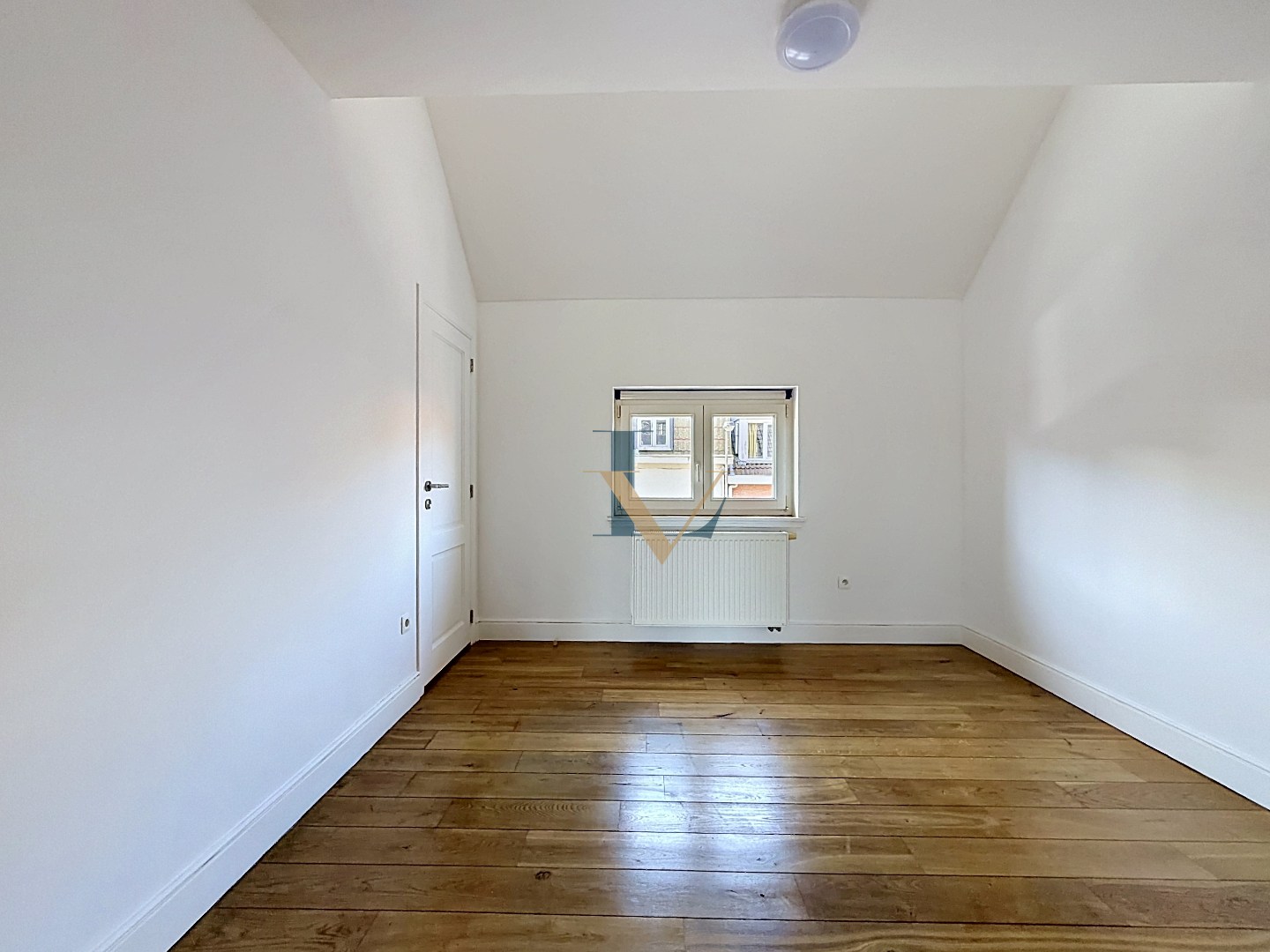 Instapklaar duplex appartement met 2 slpk. en 2 bdks. en mooi terras. 