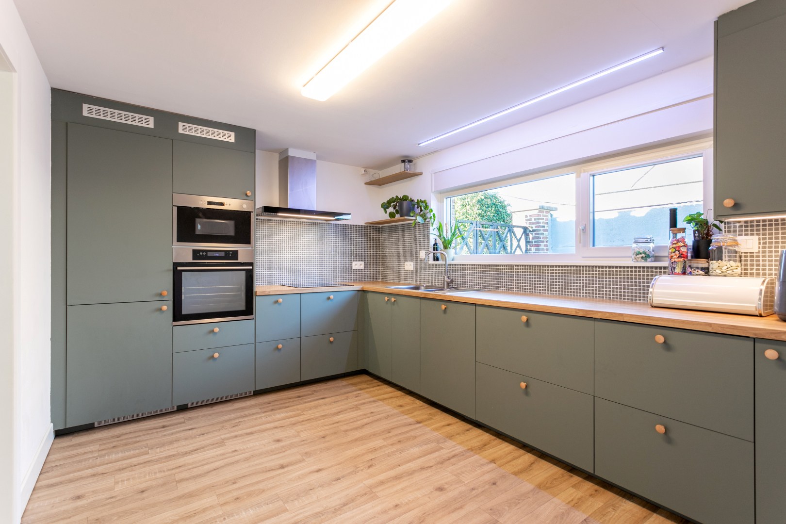 Instapklare woning met 3 slaapkamers, tuin en 2 garages. 