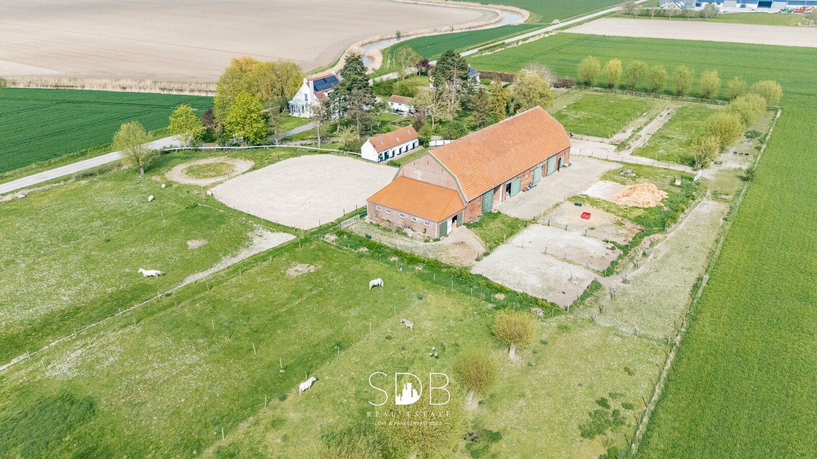 Landelijke woning met authentiek gastenhuis, stalgebouw, graslanden en buitenpiste op 20.285m² 