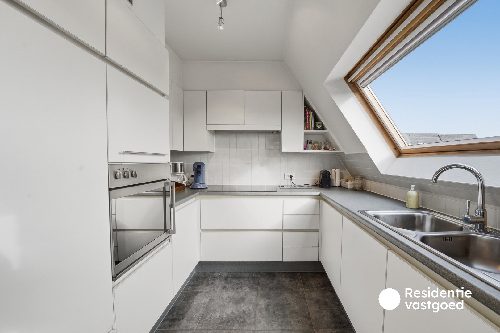Ruim en lichtrijk duplexappartement met garage en twee terrassen in centrum Eernegem 