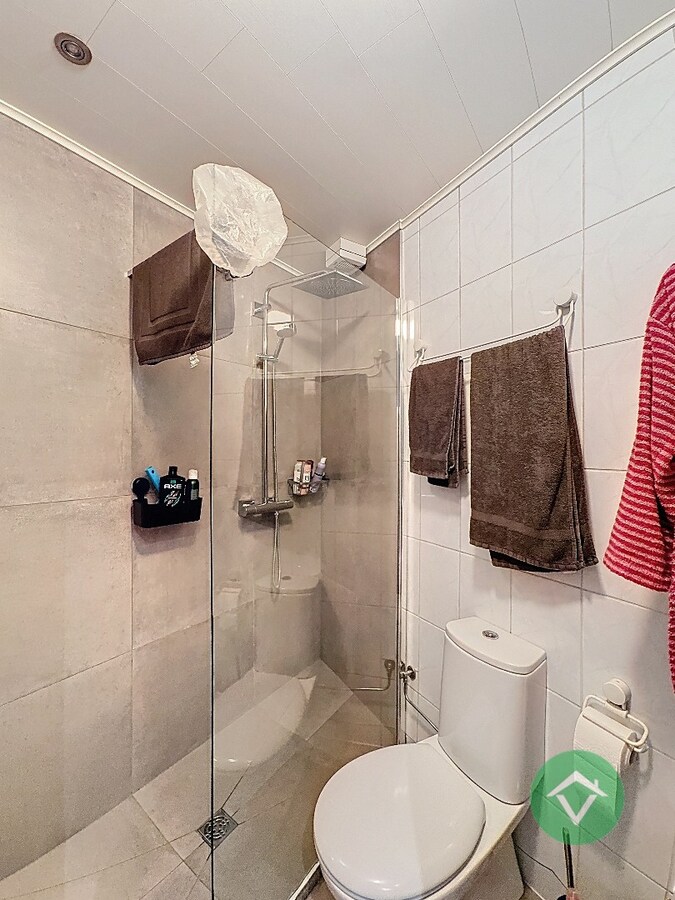 Volledig gerenoveerd handelspand met woonst en garage te Koekelare 