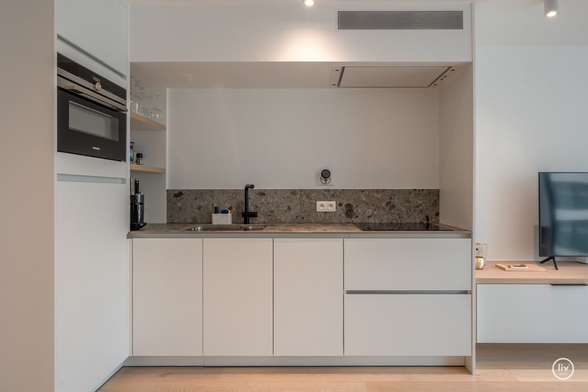 Prachtig gerenoveerd 2 slaapkamerappartement op een topligging in een zijstraat van de Kustlaan te Knokke. 