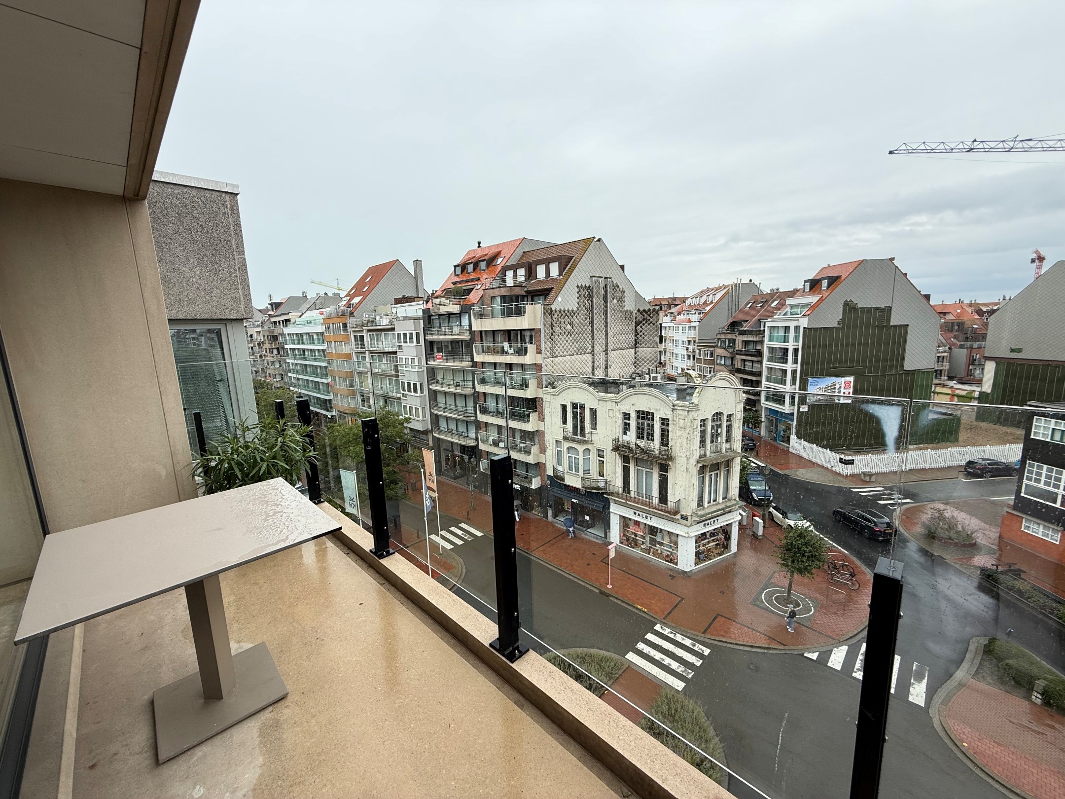 ONGEMEUBELD - Prachtig woonappartement met aangename terrassen en parking in het gebouw. Huur op VENNOOTSCHAP is mogelijk. 
