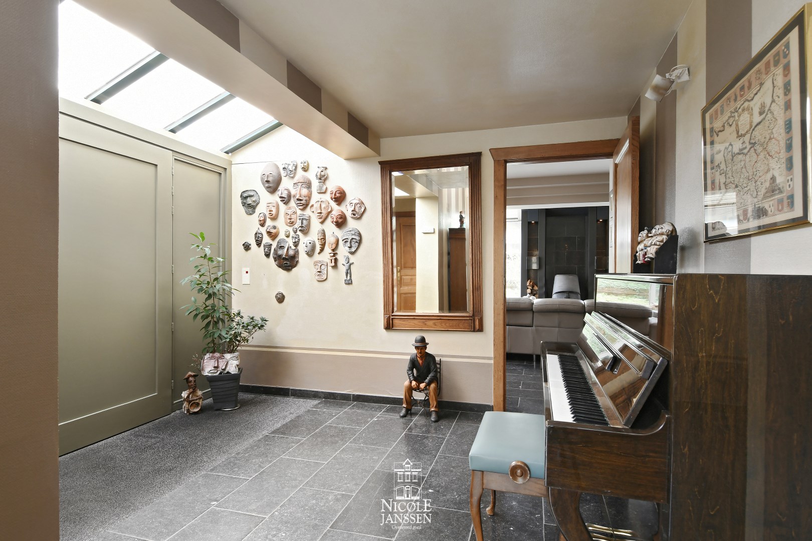 Inkomhal met blauwe steen en gastentoilet met fonteintje