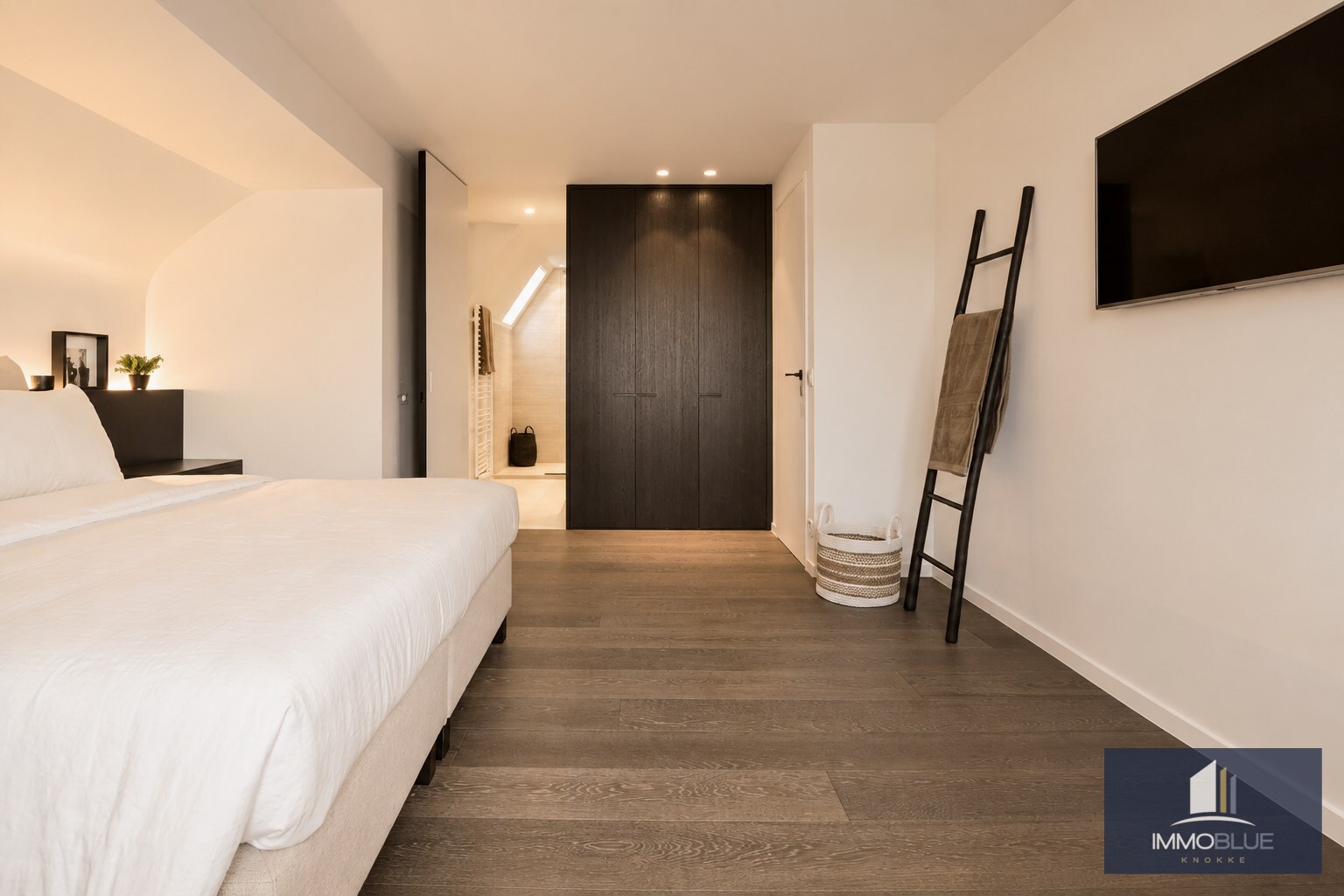 Volledig gerenoveerde villa rustig gelegen op de rand van het Zoute. 