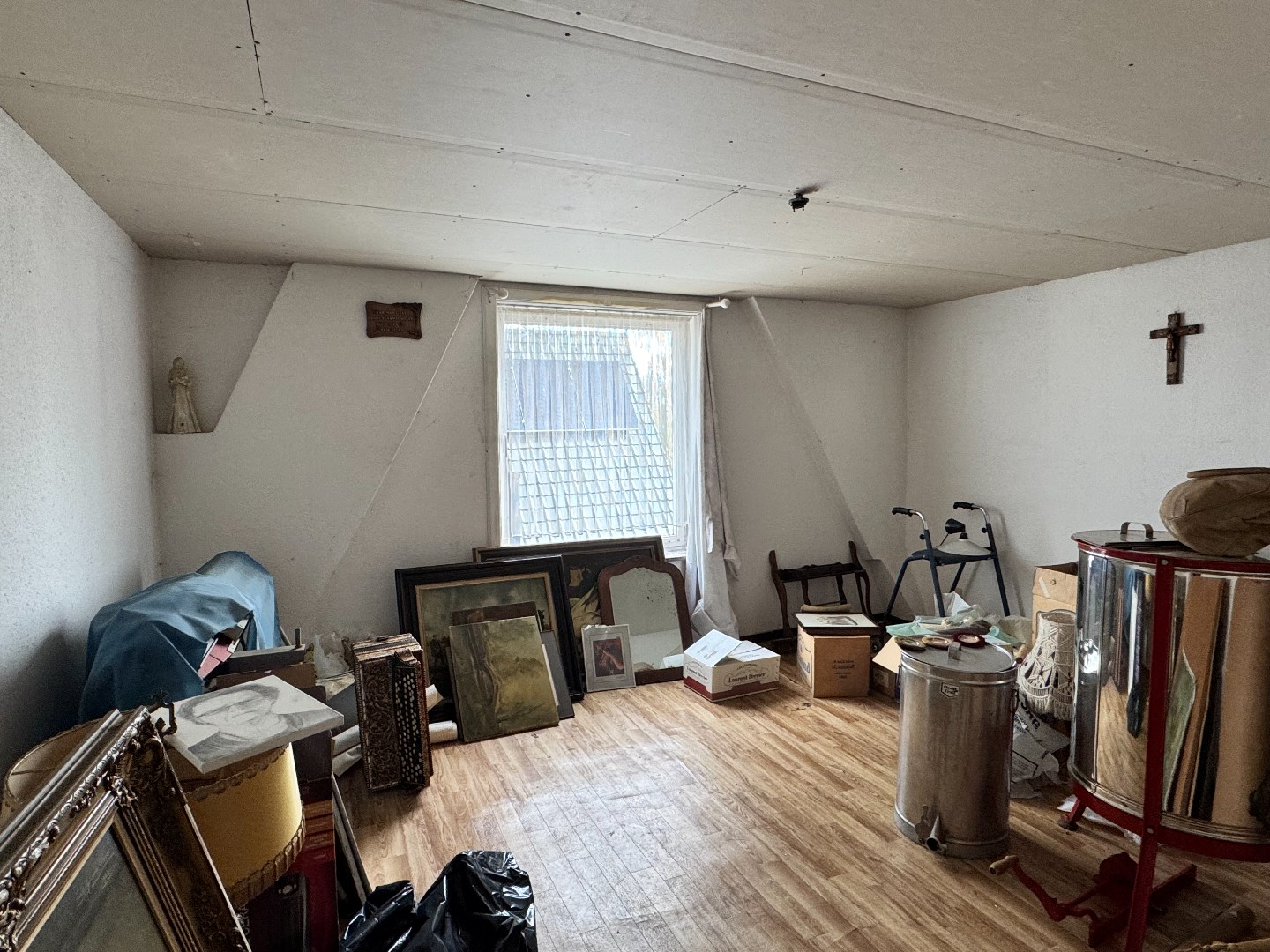 Woning met veel potentieel, 4 slaapkamers en garage te Zulte. 