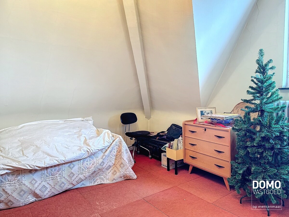 RUIME GEZINSWONING MET TUIN EN GARAGE TE KERMT 