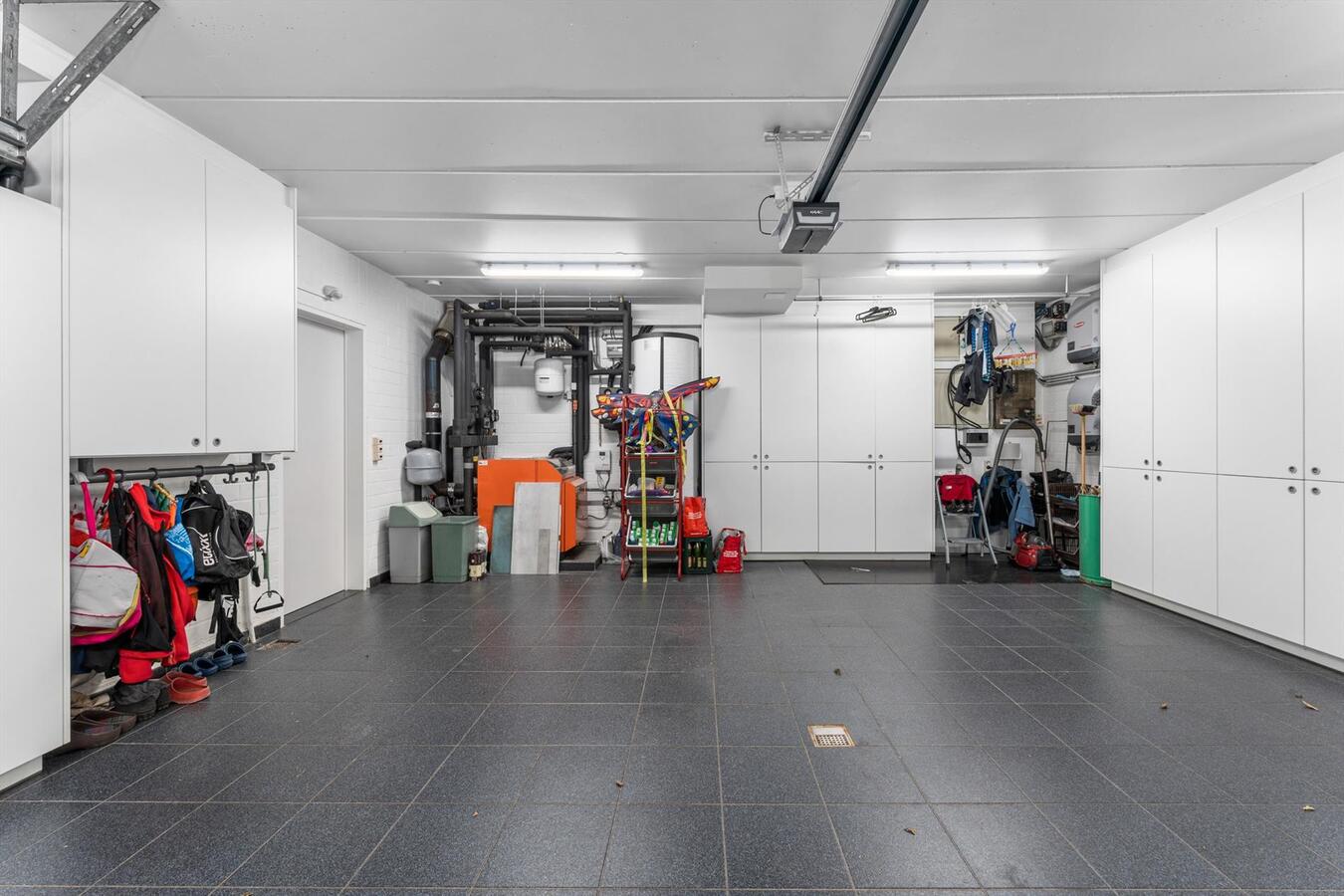 Zéér rustig gelegen woning met 5 slaapkamers en kantoorruimte te Kortemark 