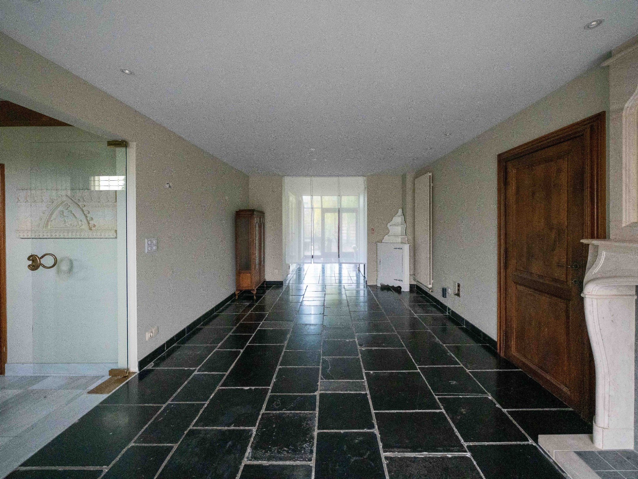 Villa met dubbele garage verscholen in het groen 