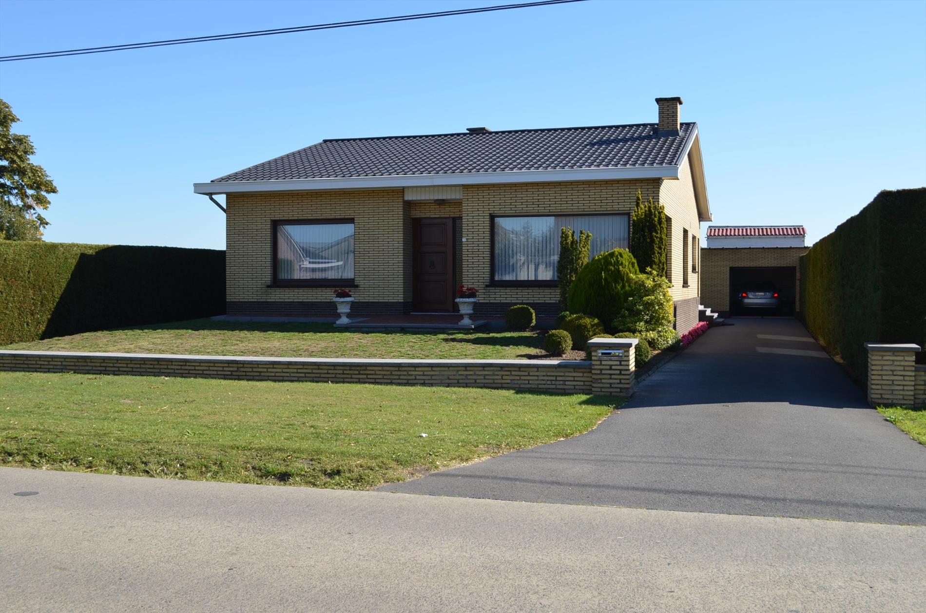 Bungalow op 814m² met  zicht op de weilanden te Adegem 