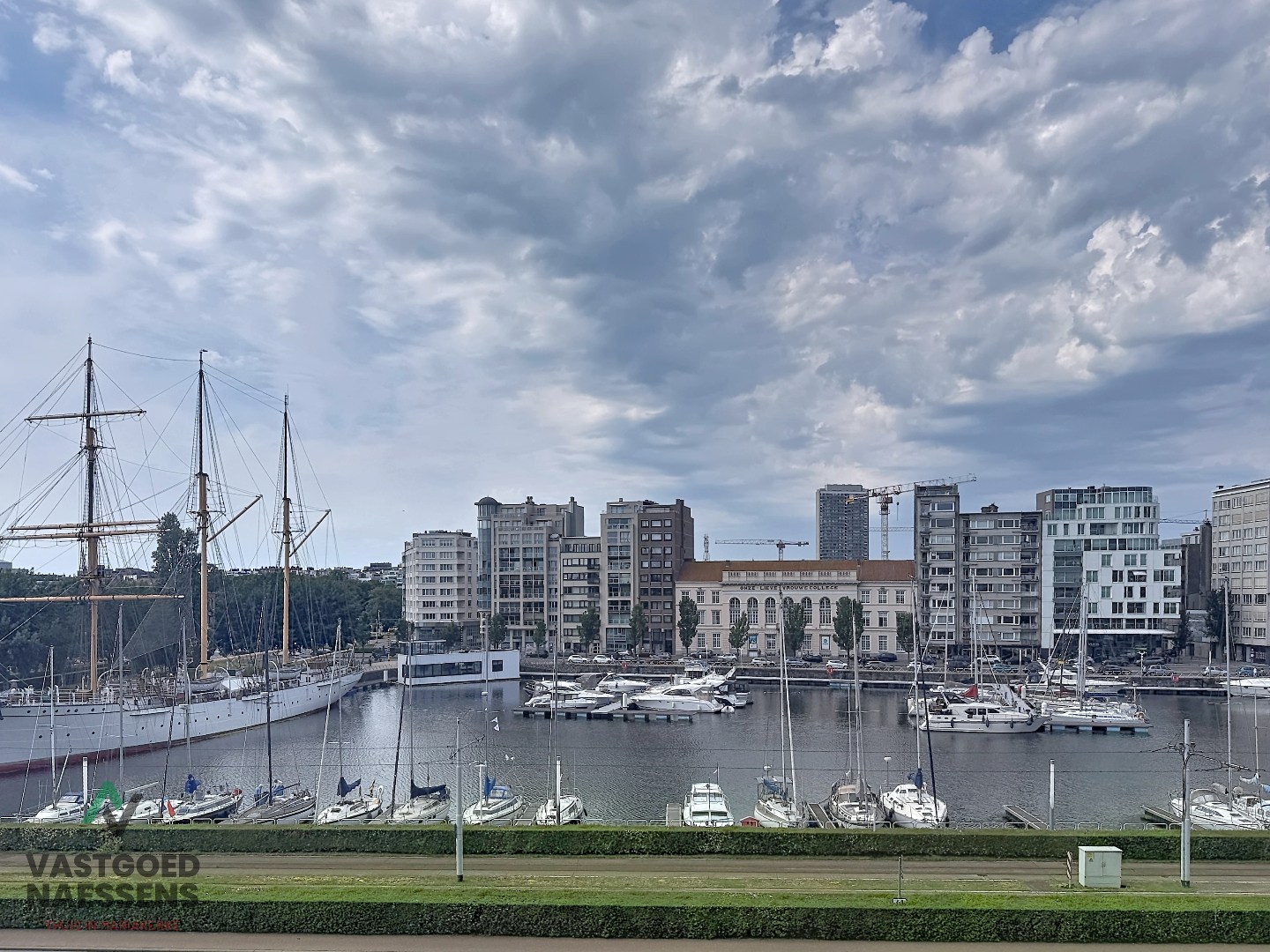 Magnifique appartement rénové de 2 chambres avec terrasse et vue sur le port. 