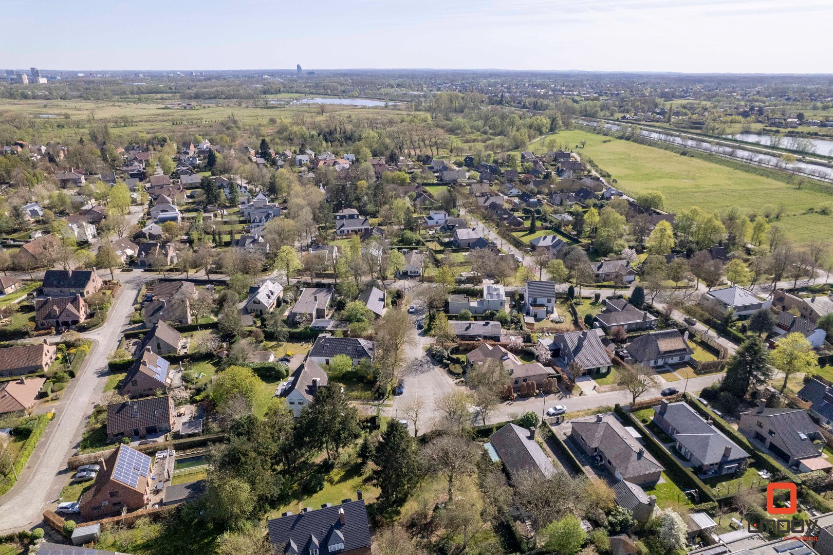 Open bebouwing met 3 slaapkamers en grote tuin in residentiële, groene woonwijk 
