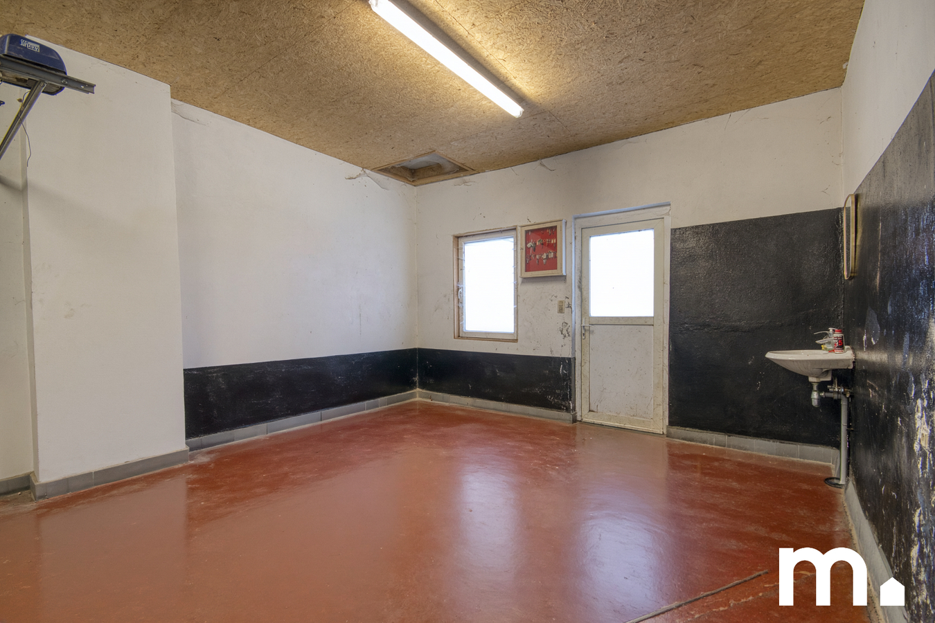 Centraal gelegen woning met ruime garage/opslagplaats te Izegem ! 
