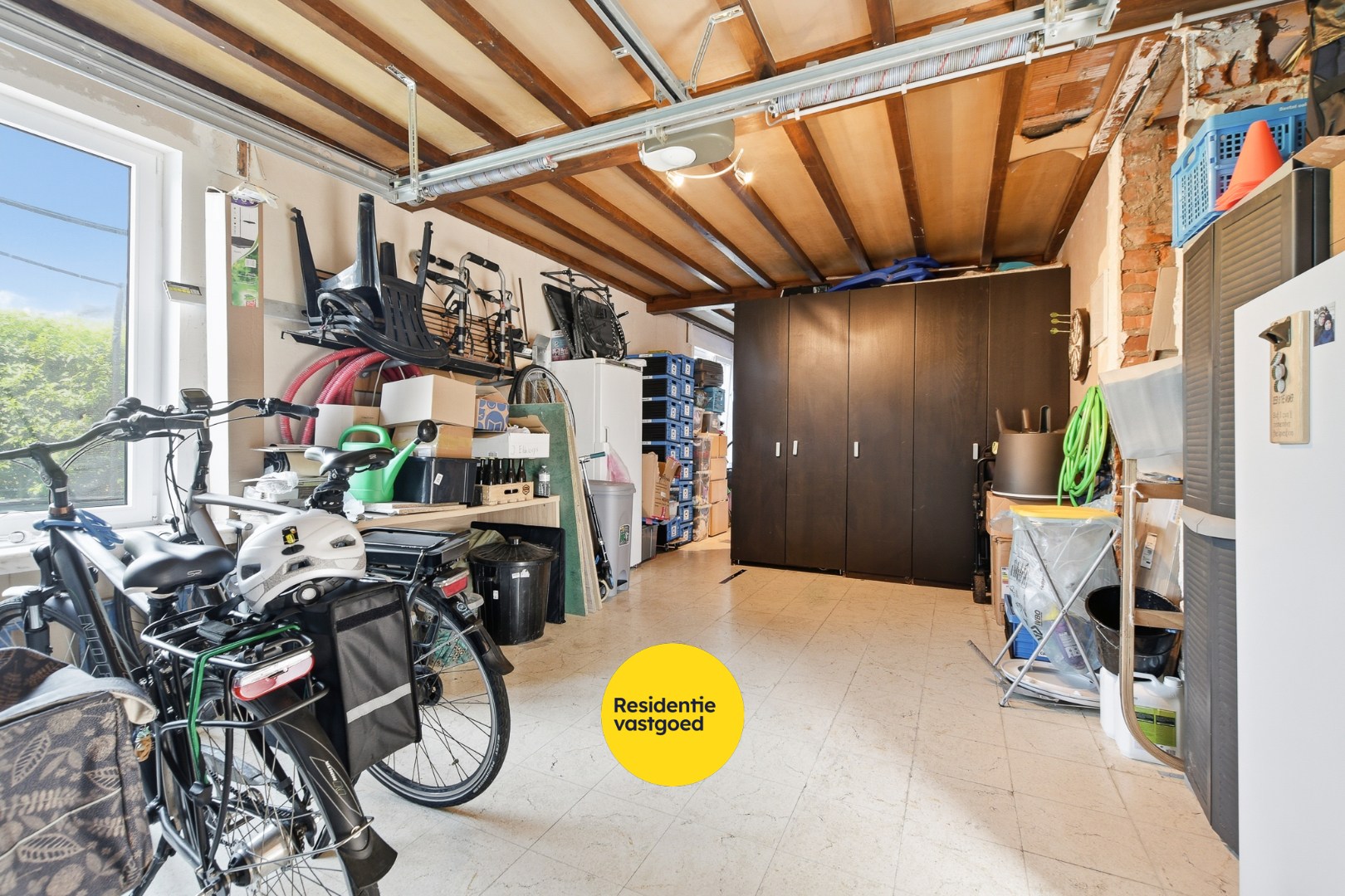 Instapklare halfopen bebouwing met 3 slaapkamers &amp; ruime garage in rustige woonwijk 