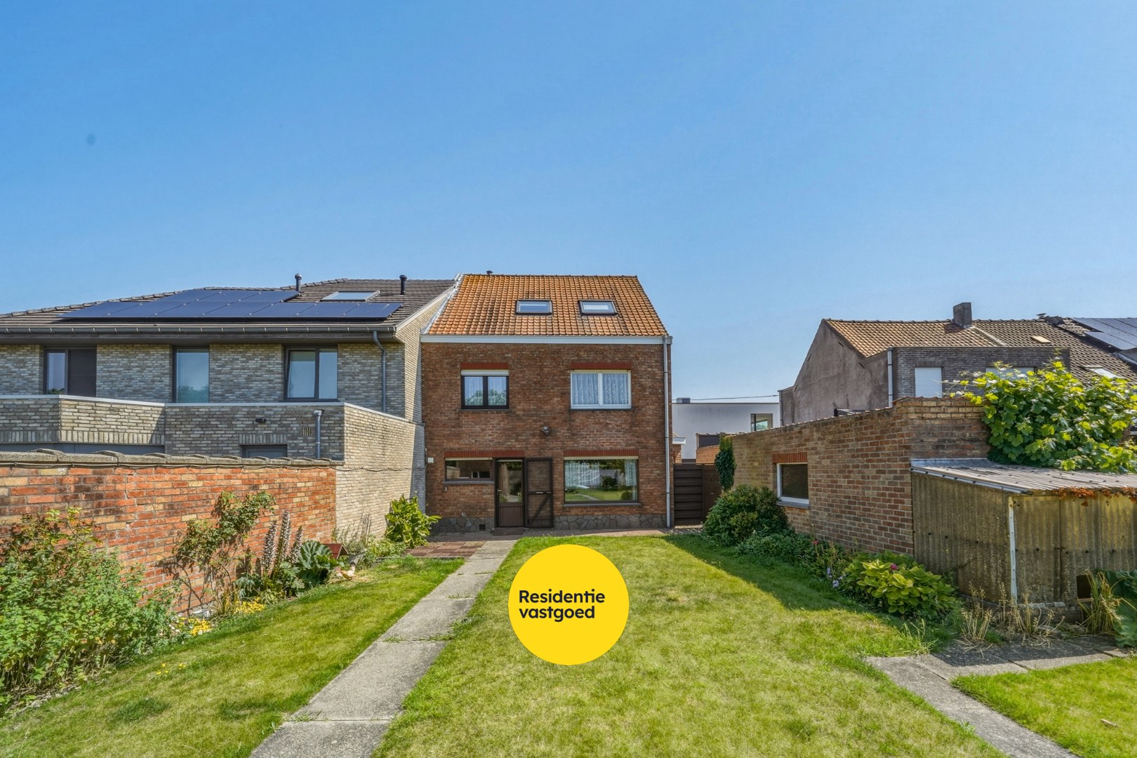 Ruime halfopen woning met 4 slaapkamers, tuin en garage 