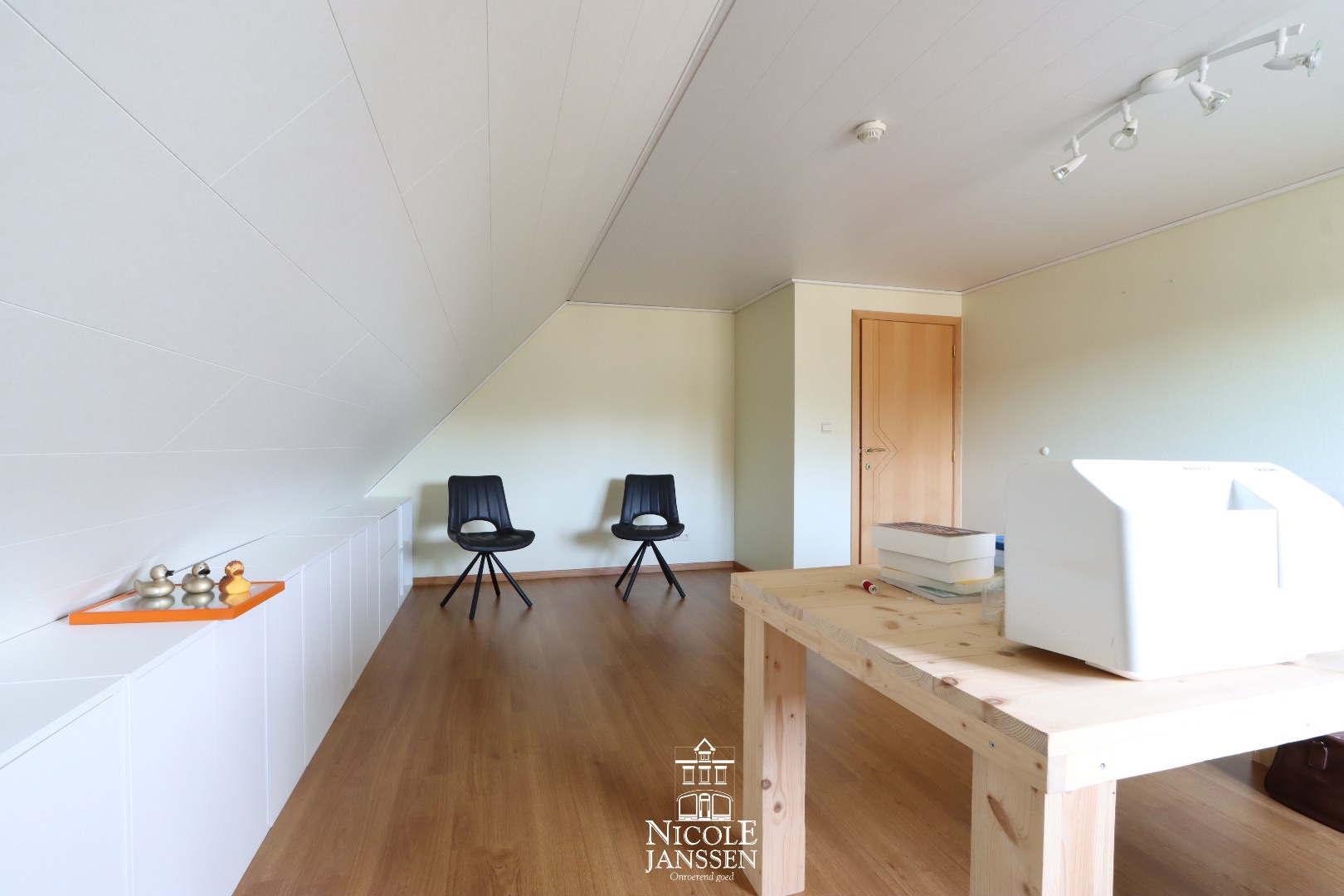 Slaapkamer met laminaatvloer