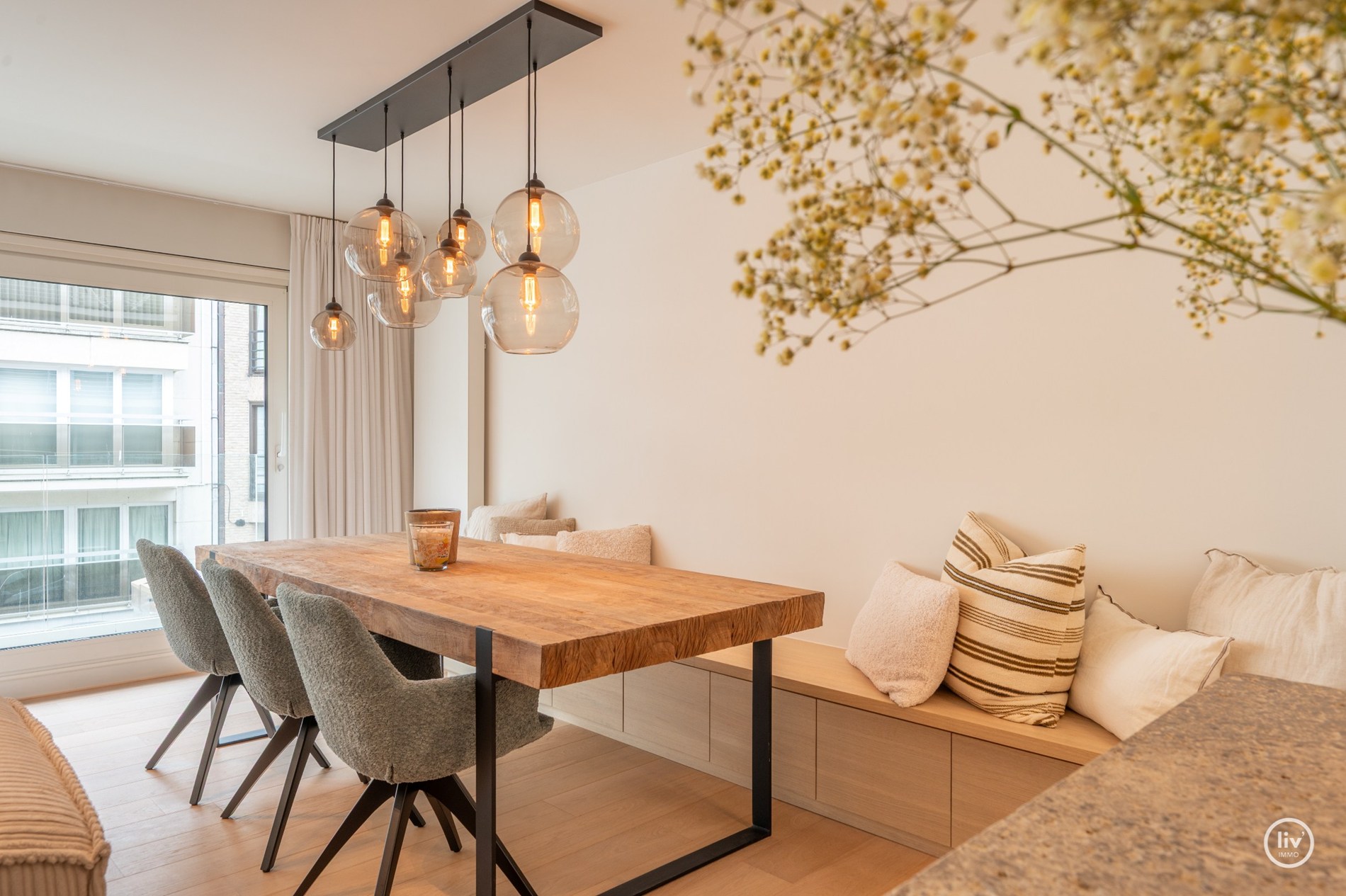 Prachtig ruim 2 slaapkamerappartement met mooie gevelbreedte en groot zonneterras op een topligging vlakbij de Dumortierlaan te Knokke. Garage mogelijk in het gebouw. 