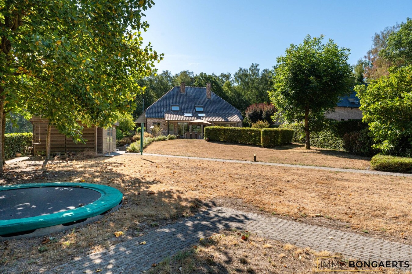 Bijzonder ruime woning op een uitzonderlijk perceel van maar liefst 16 are 