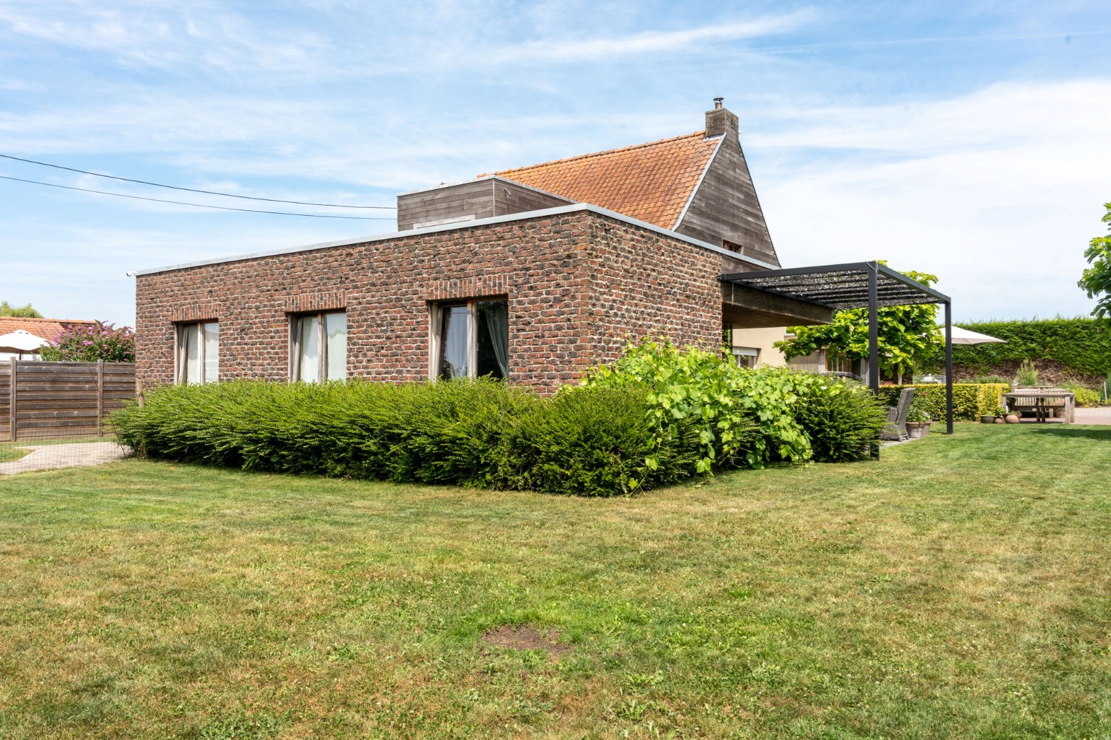 Rustig gelegen, alleenstaande woning met mooie tuin op 1.195 m² 