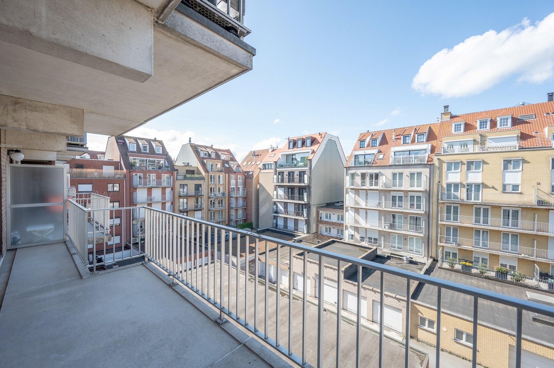 Aangenaam 3 slaapkamerappartement met zijdelings zeezicht op een aangename ligging vlakbij het Lichttorenplein te Knokke. 