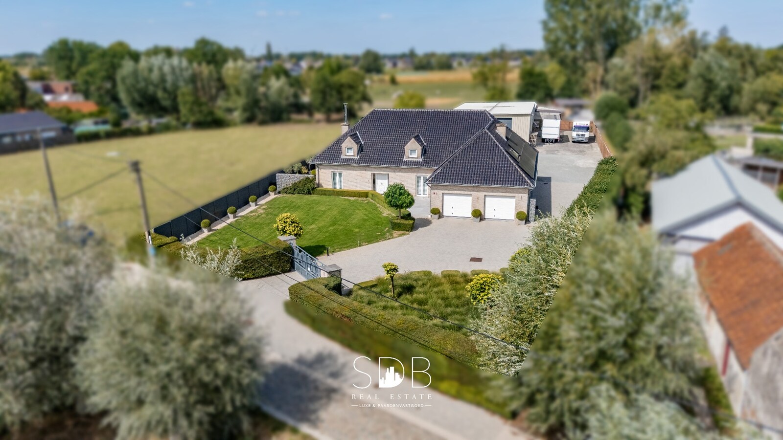 Hedendaagse villa met dubbele garage, zwembad en magazijn op 2.937m² 