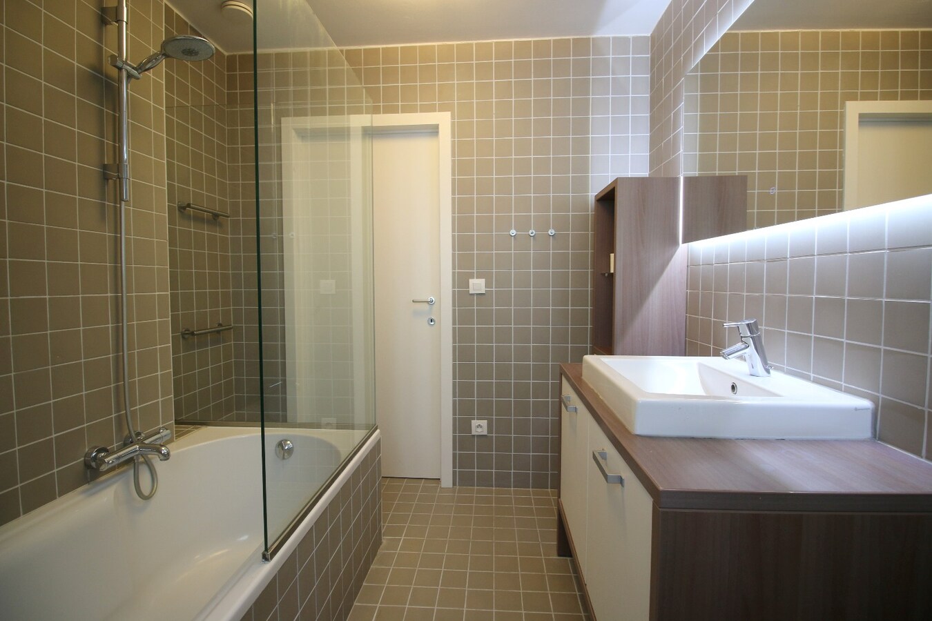 Instapklare woning (2004) met zonnepanelen en idyllische tuin 