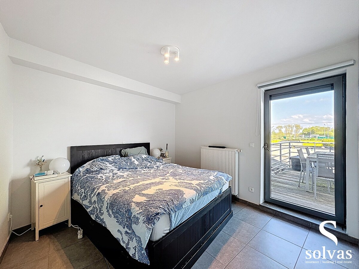 Lichtrijk appartement met terras en garage 