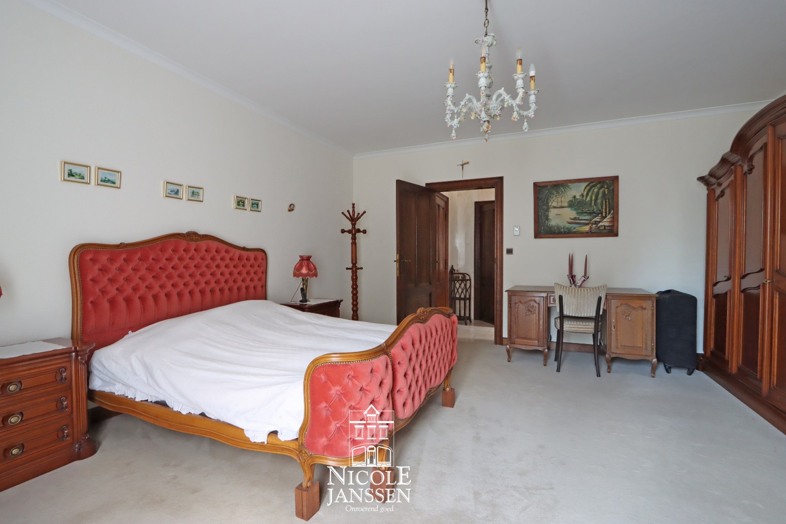 Grote slaapkamer aan de voorzijde van de woning 