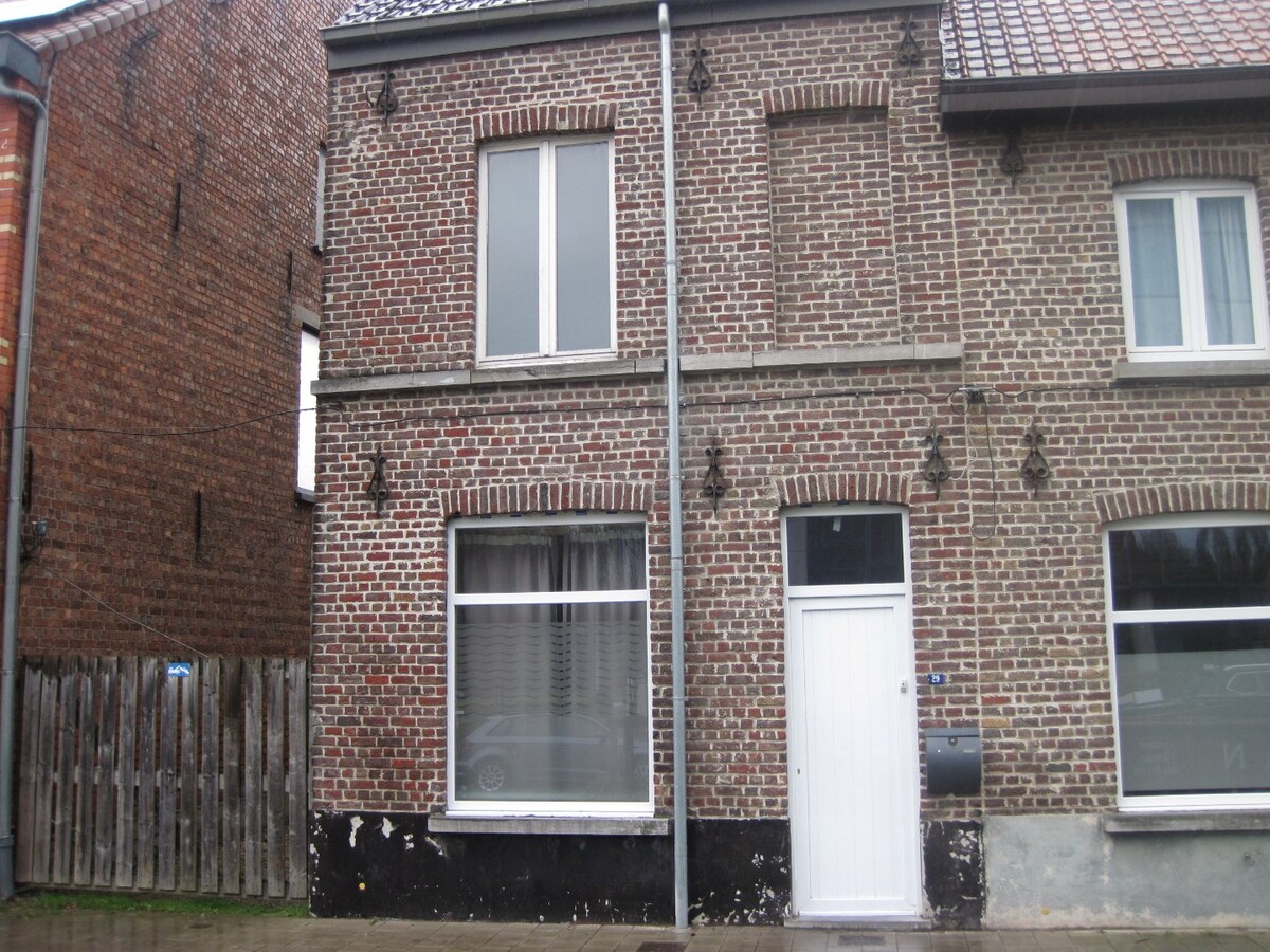 Te renoveren woning. Uitstekend gelegen. 