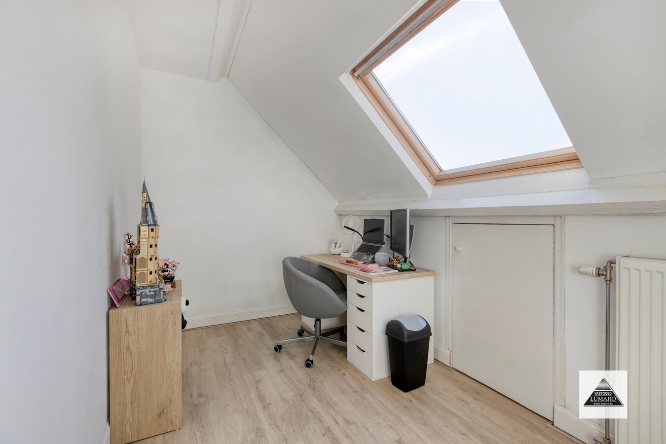 Vernieuwd duplex app. met 3 slaapkamers, terras, parking 